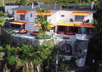 Villa da sogno direttamente sul lago con posto barca a Gerra Gambarogno