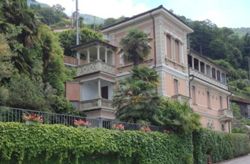 Villa d'epoca con grande giardino e vista lago